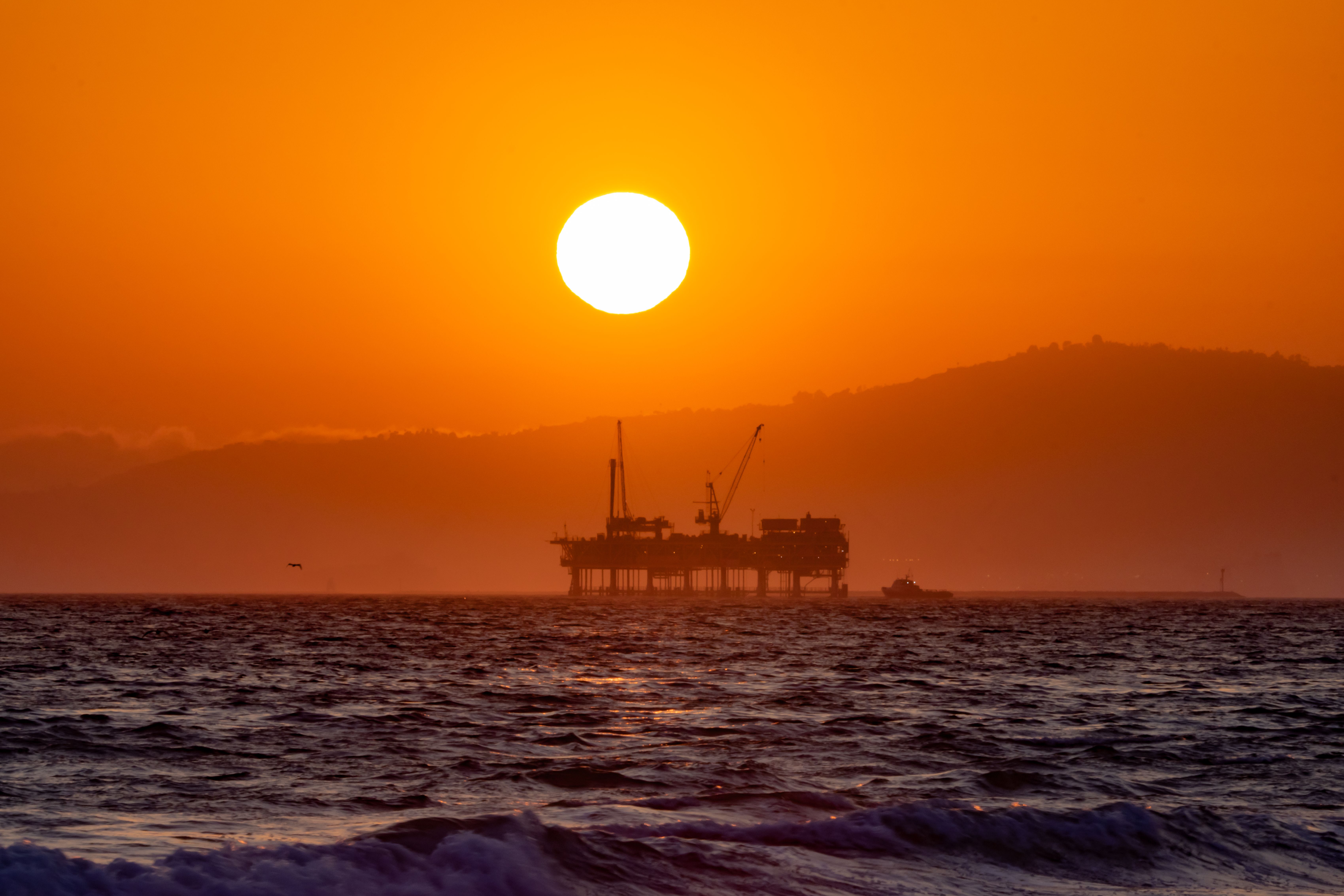 Plataforma de petróleo no mar ao pôr do sol